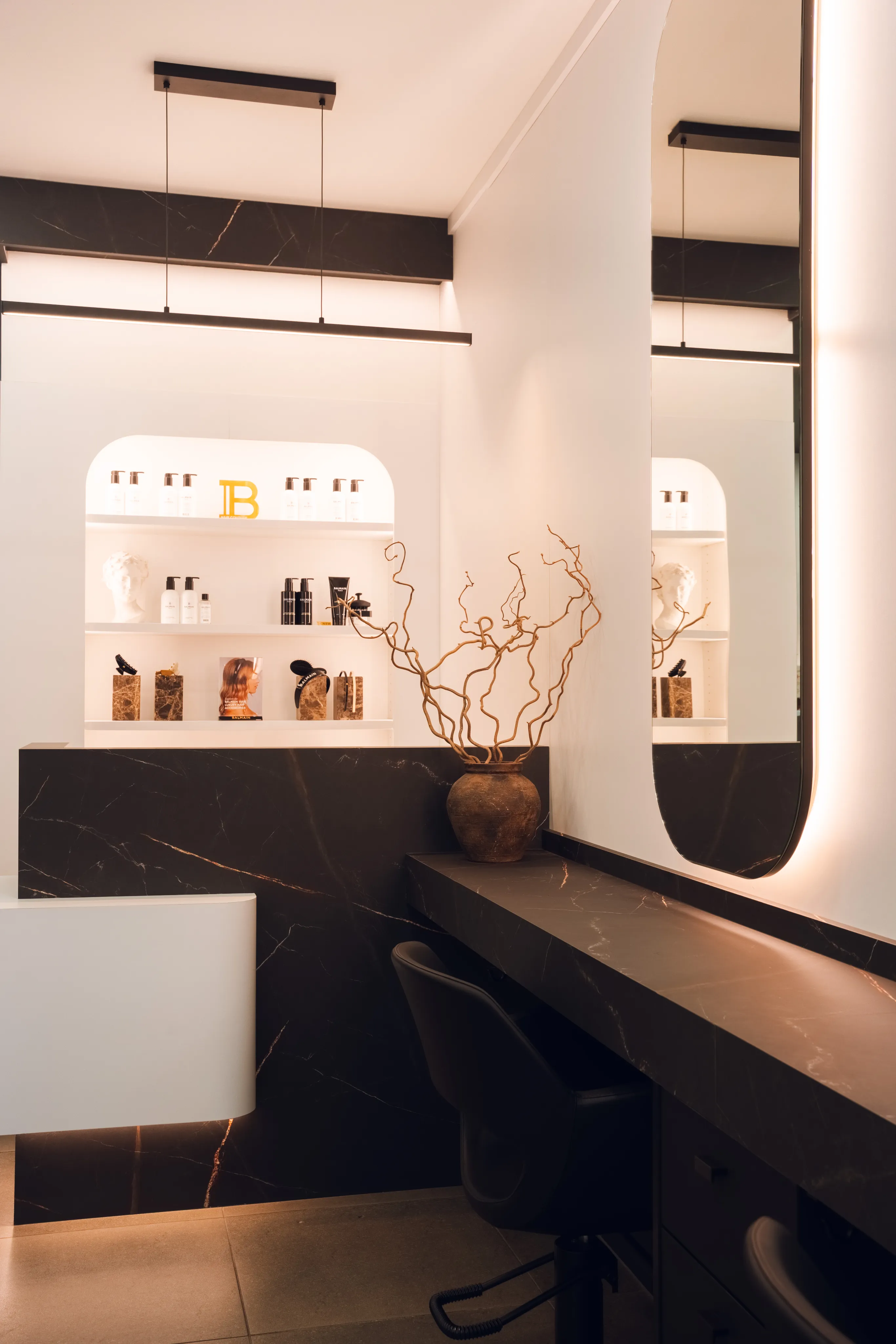 Intérieur du salon Maison Raphaelis reflété dans un miroir rond