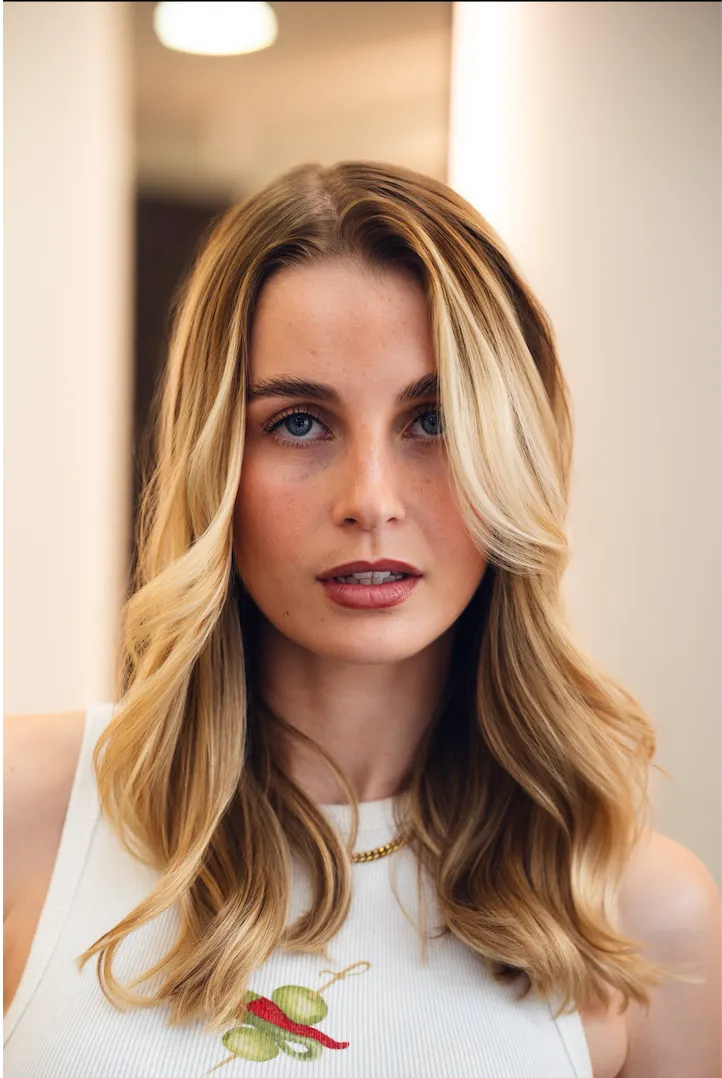 Coiffeur réalisant un chignon tressé sur une cliente