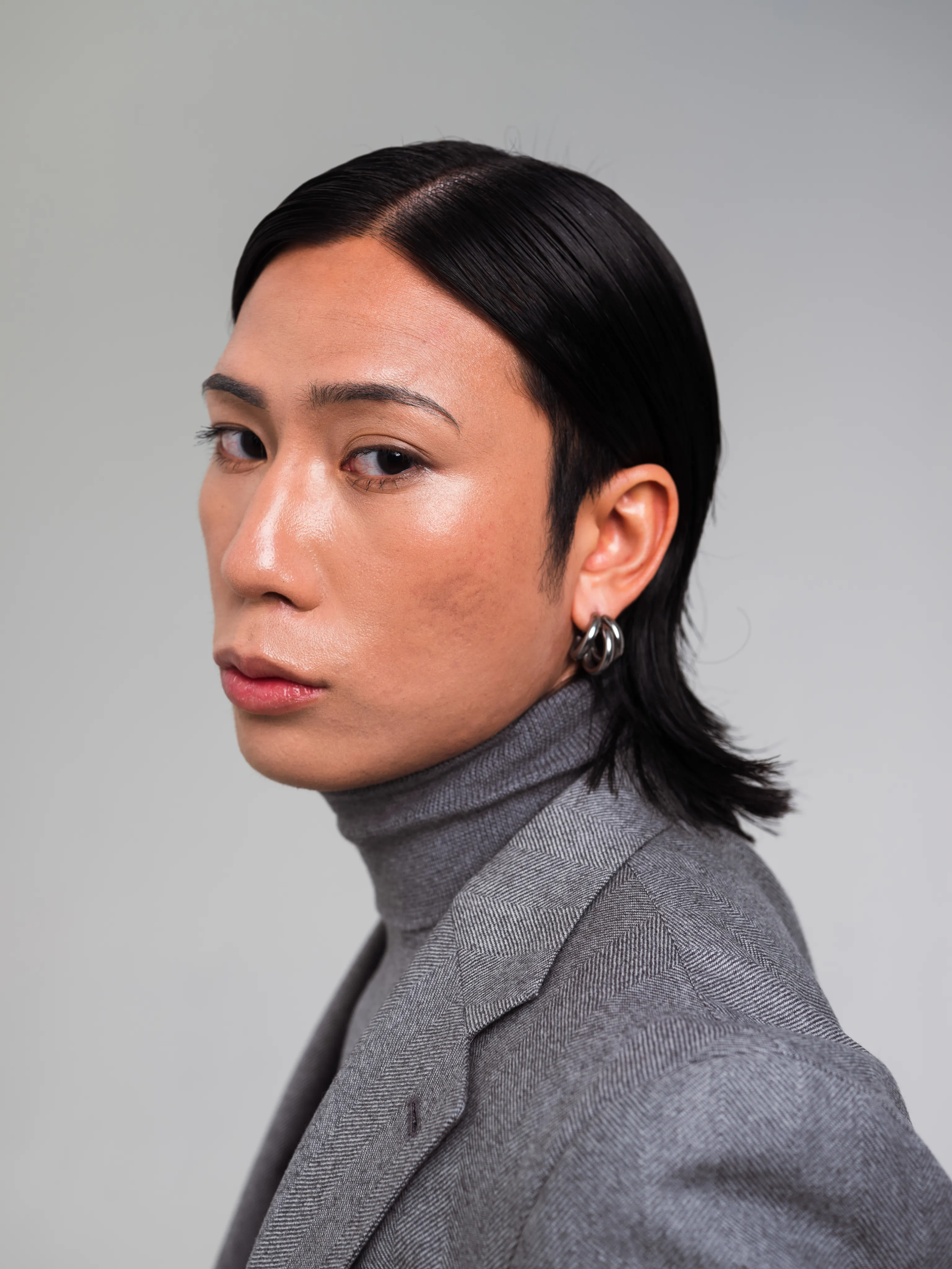 La Jun Refined : Une WolfCut réinventée en version classique, une manière subtile de montrer qu'avec cette coupe audacieuse, on peut aussi adopter une allure parfaitement disciplinée et raffinée.